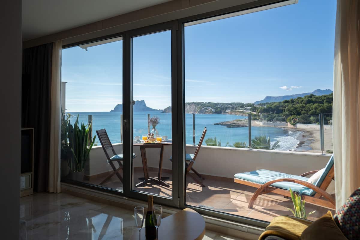 deluxe penthouse, sea view | 1 bedroom, down duvets, minibar, in-room safe