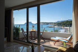 Ático Deluxe, vistas al mar | Edredones de plumas, minibar, caja fuerte y cortinas opacas