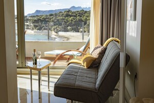 Ático Deluxe, vistas al mar | Zona de estar | Televisión de pantalla plana de 44 pulgadas con canales por satélite