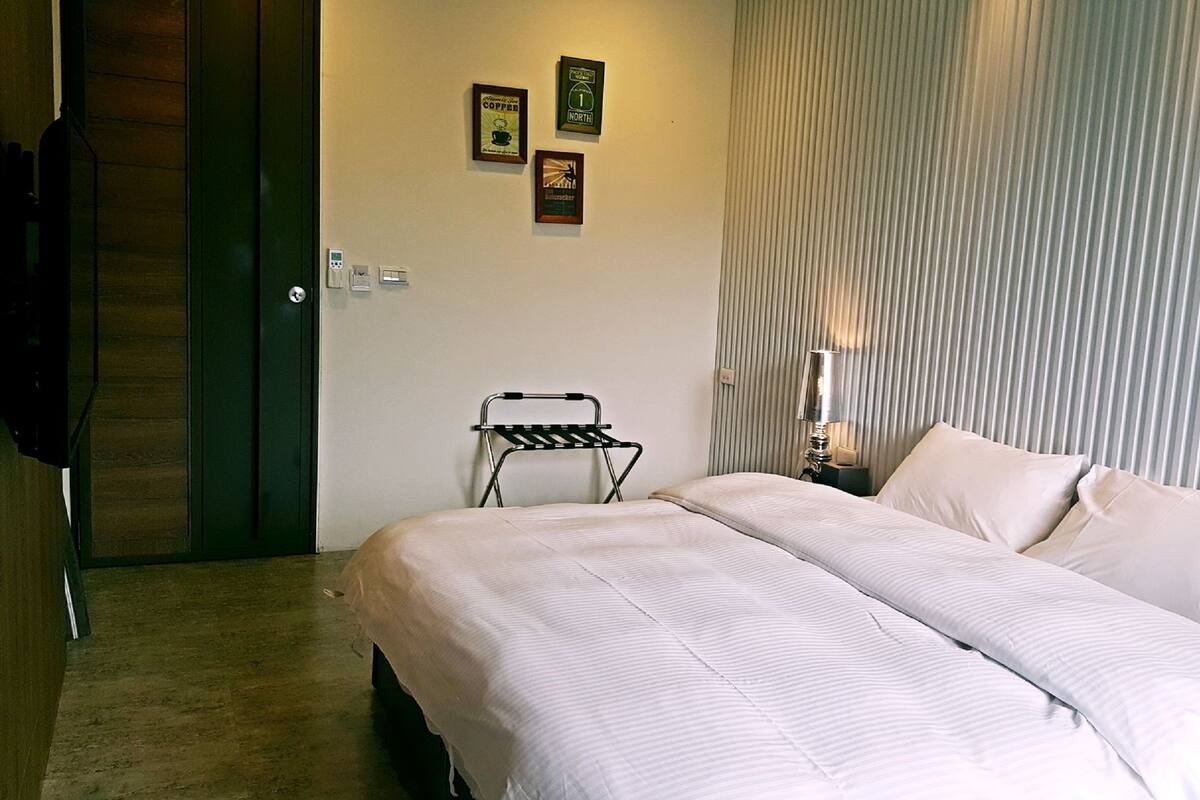 Quarto casal luxo, 1 cama Queen | Escrivaninha, cortinas blackout, quartos à prova de som