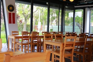 Café da manhã feito na hora grátis todos os dias
