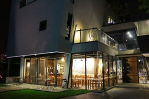 Fachada da propriedade à noite