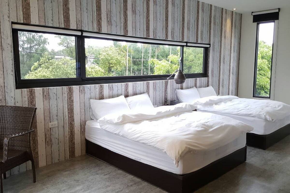 Quarto quádruplo | Escrivaninha, cortinas blackout, quartos à prova de som