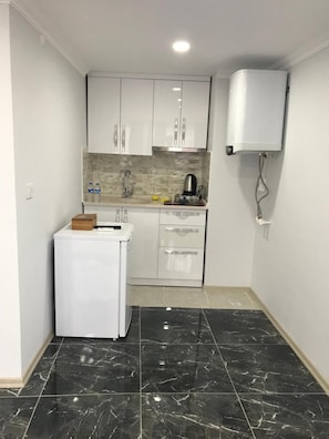 Refrigerador, placa de cocina, tetera/pava eléctrica
