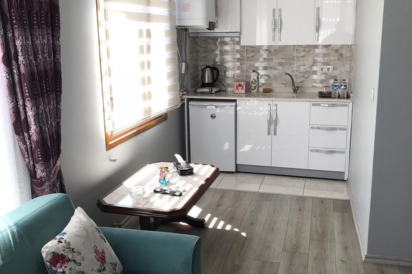 Suite | Private kitchen | Fridge, stovetop, electric kettle, cookware/dishes/utensils