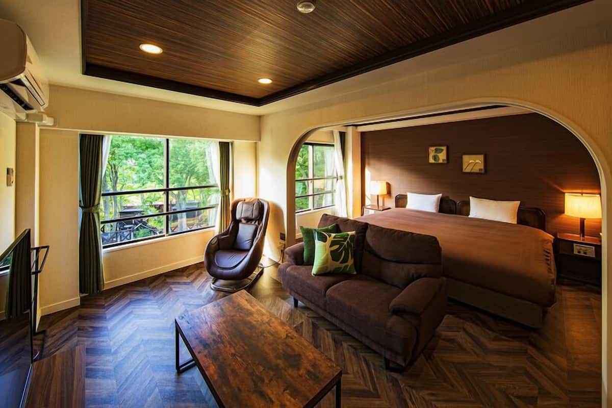 Free minibar, in-room safe, free WiFi, bed sheets