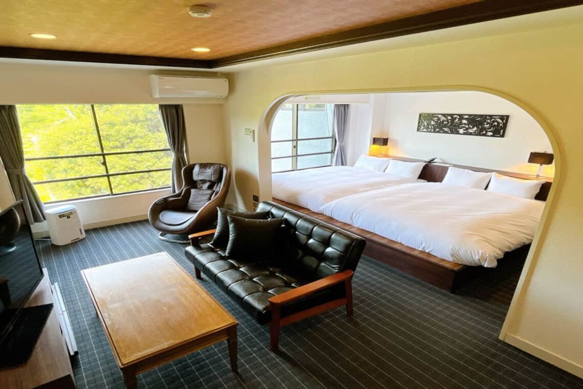 Free minibar, in-room safe, free WiFi, bed sheets