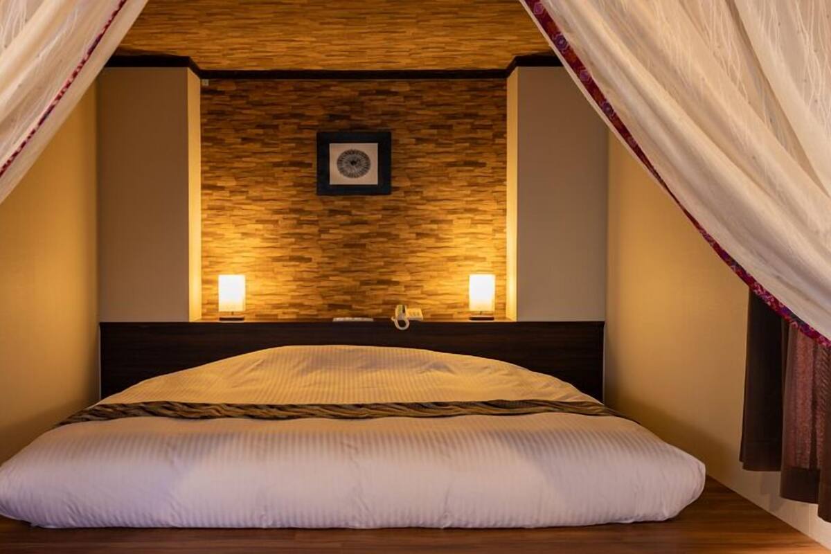 Minibar (inkludert), safe på rommet, wi-fi (inkludert) og sengetøy