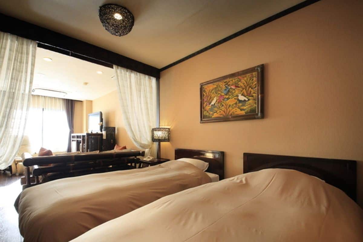 Minibar gratis, brankas, Wi-Fi gratis, dan seprai linen