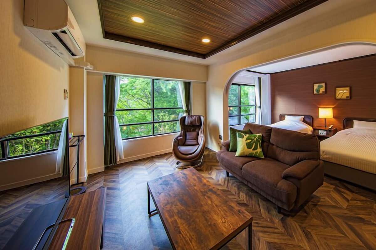 Free minibar, in-room safe, free WiFi, bed sheets