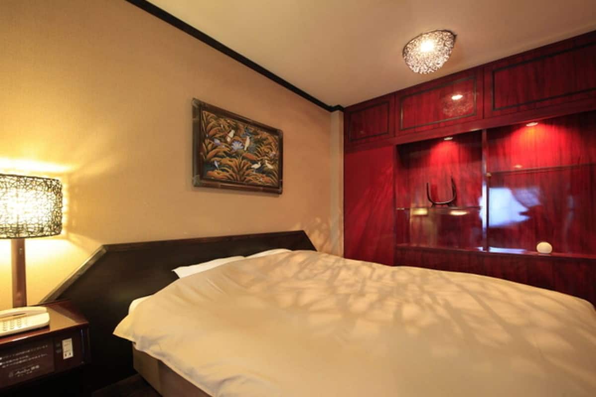 Minibar gratis, brankas, Wi-Fi gratis, dan seprai linen