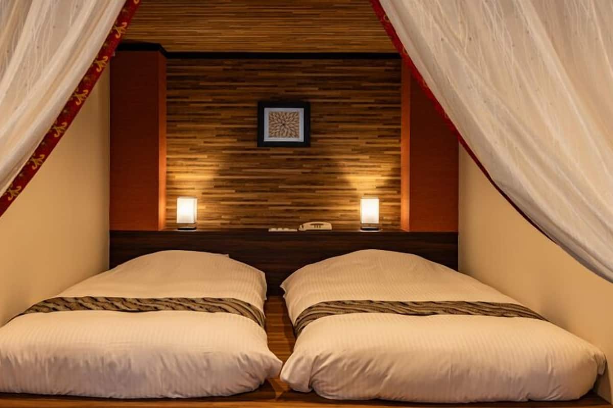 Minibar (inkludert), safe på rommet, wi-fi (inkludert) og sengetøy