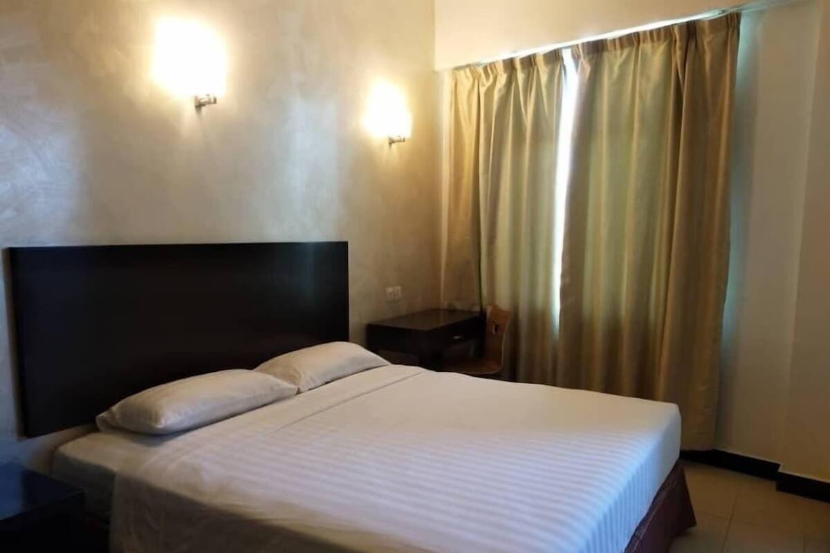 In-room safe, desk, iron/ironing board (on request), WiFi (free)