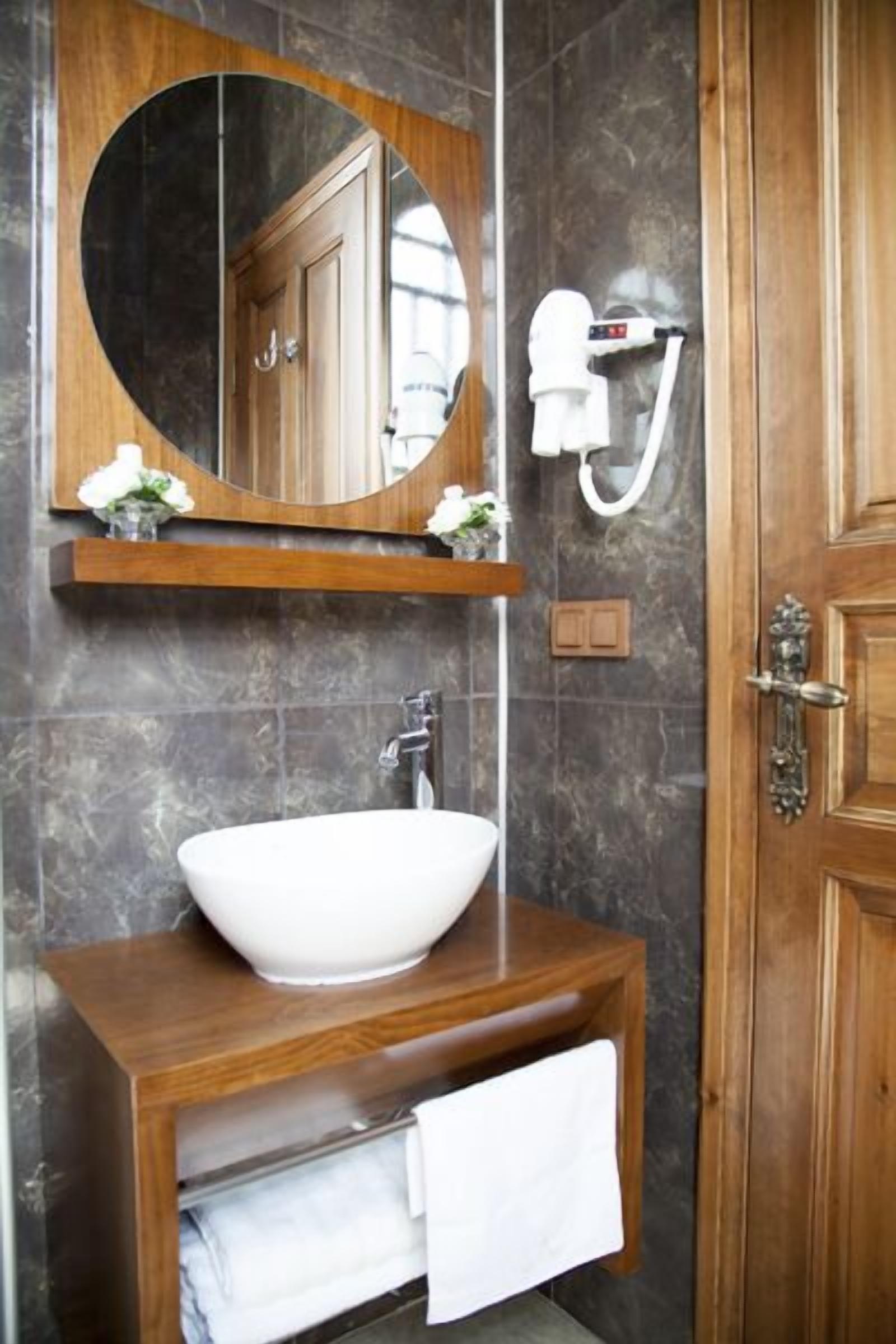 shower, free toiletries, hair dryer, slippers