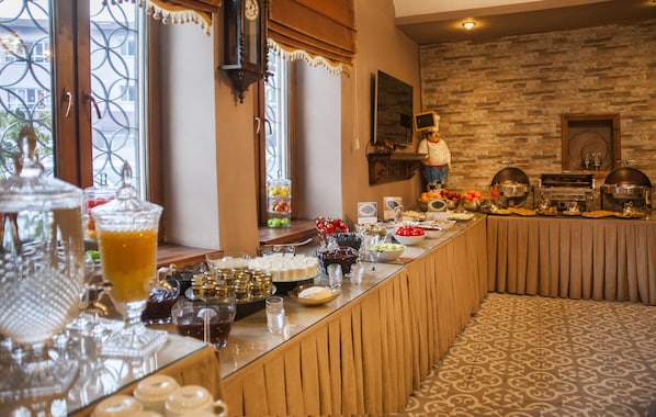 Free daily full breakfast