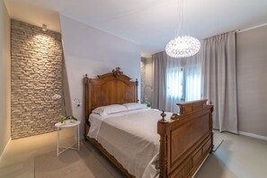 Minibar, bureau, Wi-Fi gratuit, draps fournis