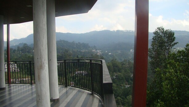 Un balcón con vistas a un paisaje montañoso.