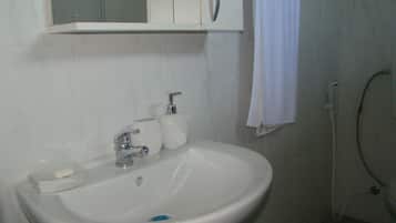 Chambre Triple, vue montagne | Lavabo de la salle de bain