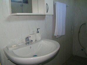 Habitación triple, vista a la montaña | Lavabo en el baño