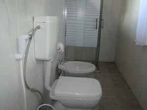 Shower, free toiletries, towels