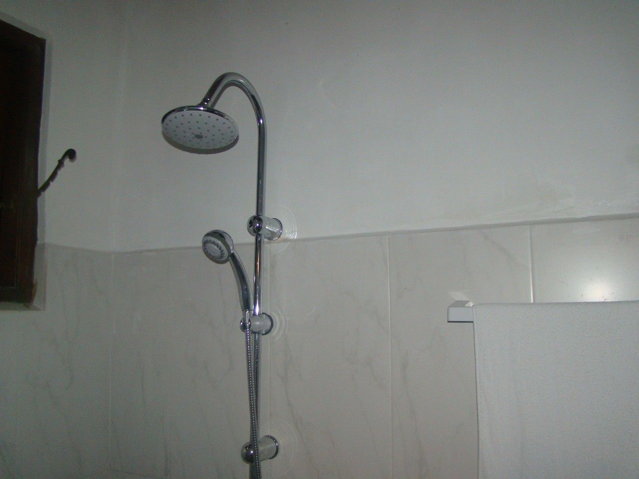Douche, articles de toilette gratuits, serviettes fournies