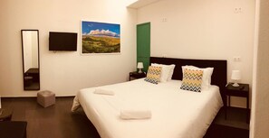 Habitación con 1 cama doble o 2 individuales, baño privado | Camas supletorias, wifi gratis, ropa de cama