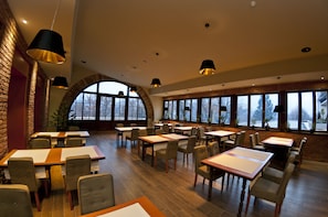 Café da manhã, almoço e jantar; local e internacional