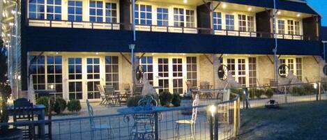 Mặt tiền nơi lưu trú - ban đêm