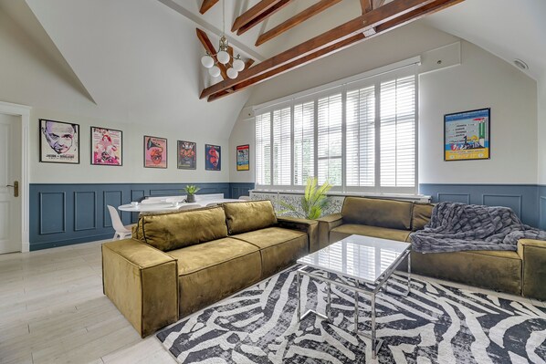A living room with a sofa, coffee table, and wall art. - Scandi Love BestSeller by Lion Apartments Sopot (Sopot)