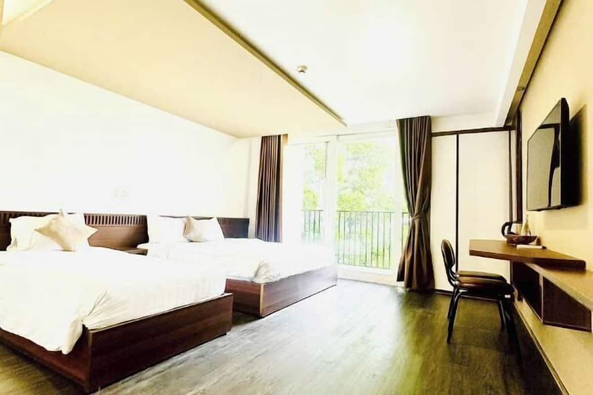 Minibar, desk, WiFi (free), bed sheets