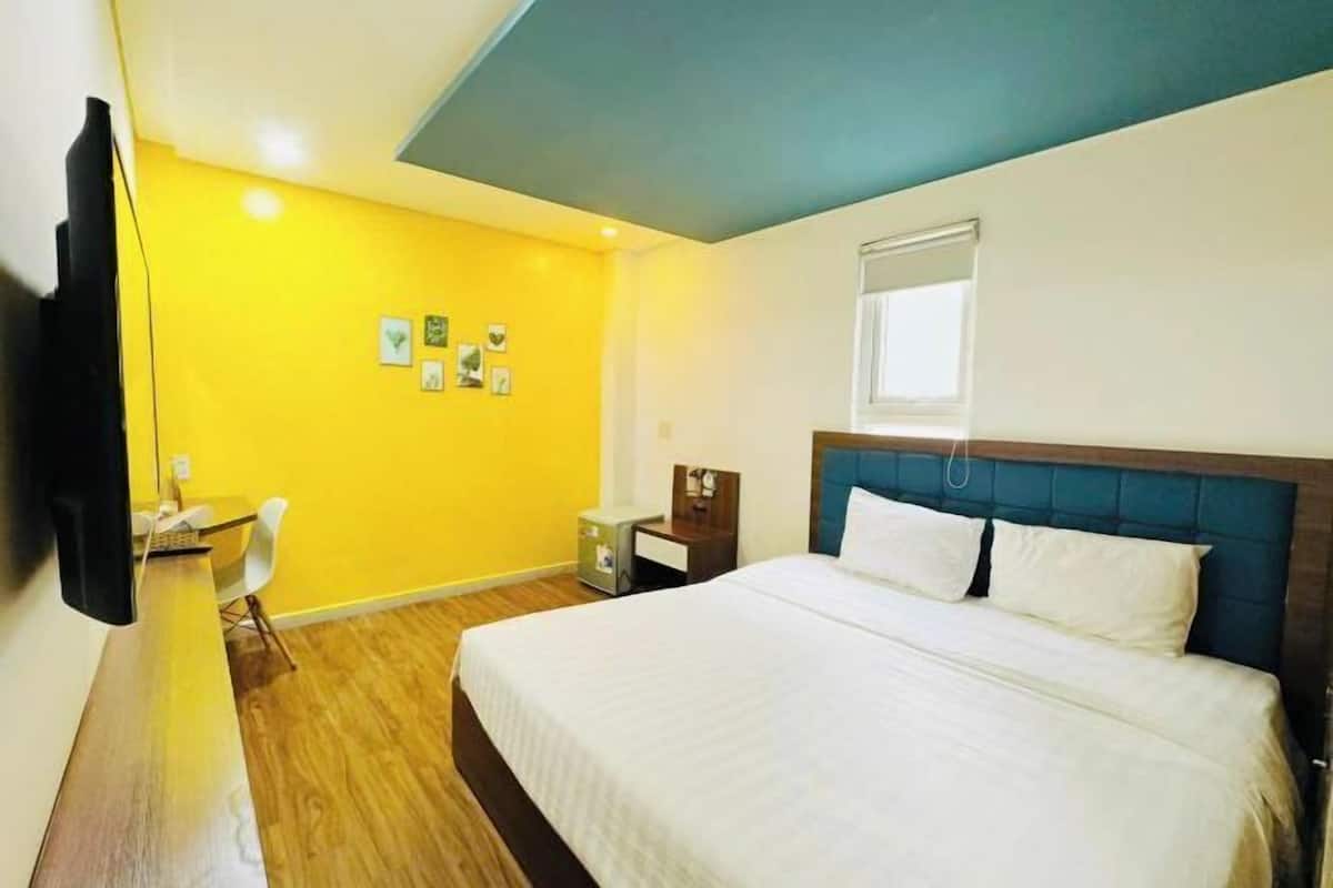 Minibar, desk, WiFi (free), bed sheets