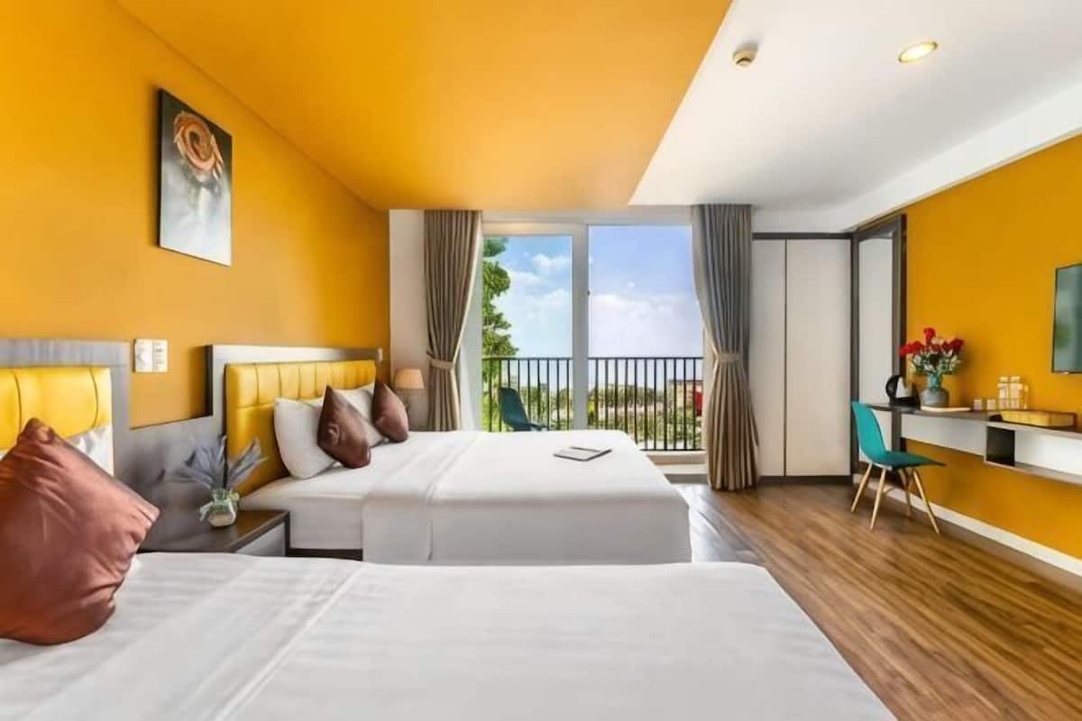 Minibar, desk, WiFi (free), bed sheets