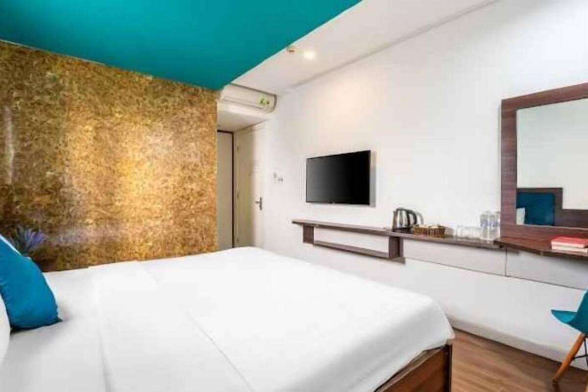 Minibar, desk, free WiFi, bed sheets