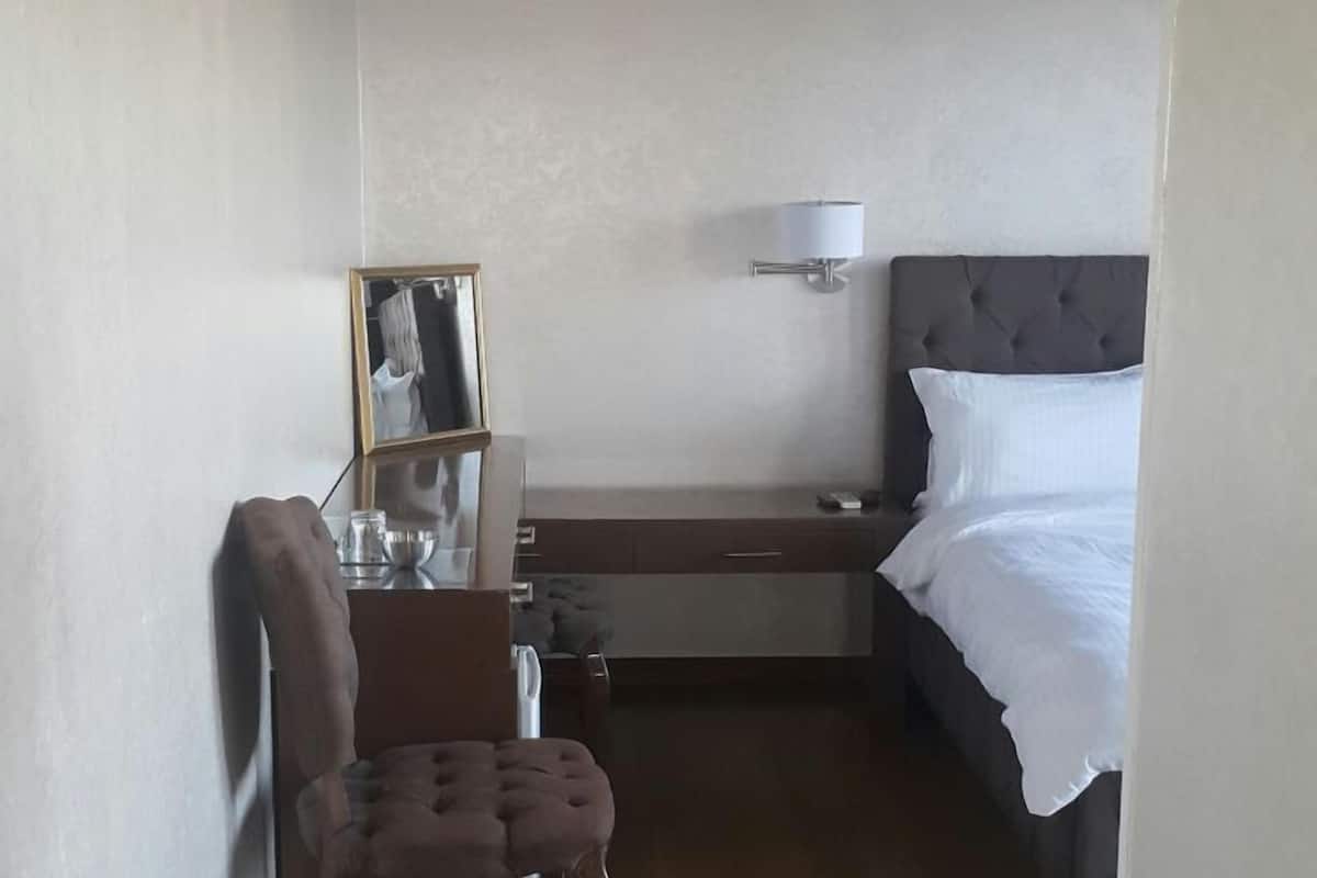 Suite, terrasse | Minibar, bureau, fer et planche à repasser, Wi-Fi gratuit