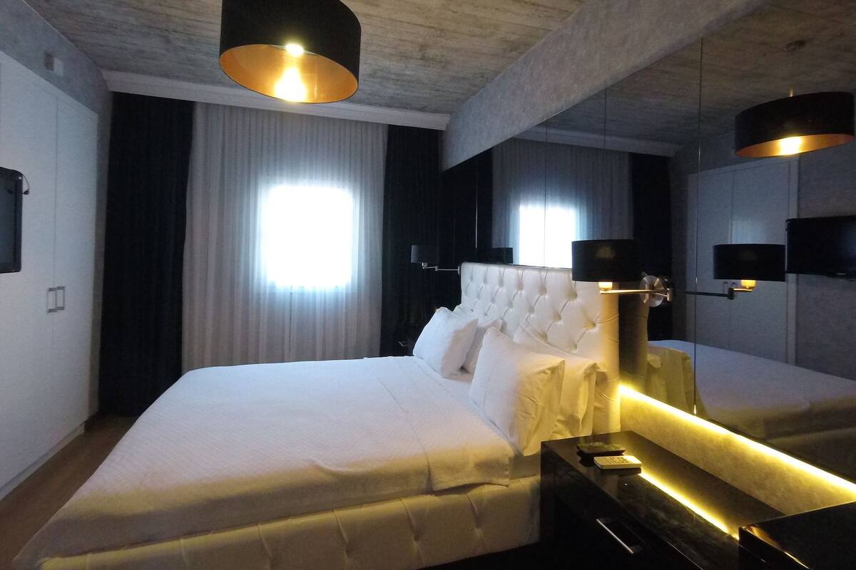 Deluxe Double Room | Minibar, desk, iron/ironing board, WiFi (free)
