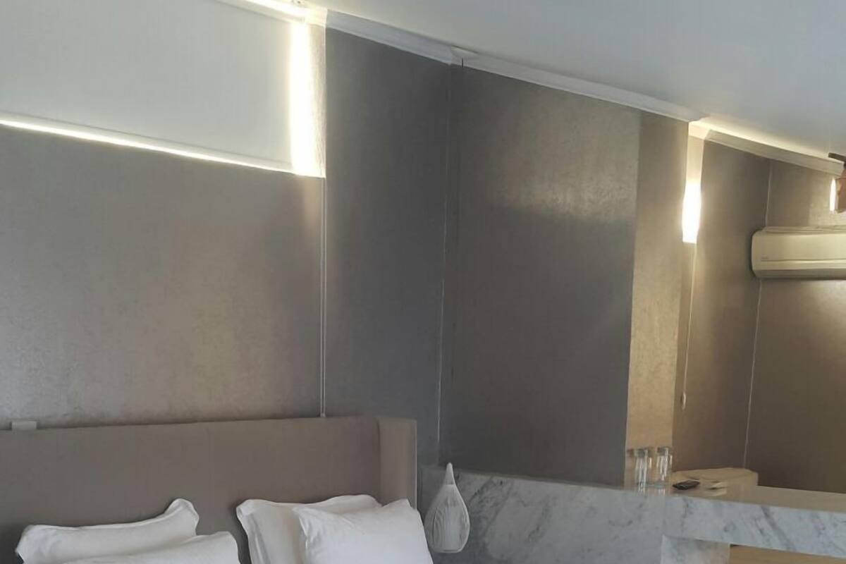 Deluxe Double or Twin Room, Balcony | Minibar, desk, iron/ironing board, WiFi (free)