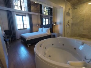 Suite, Jetted Tub