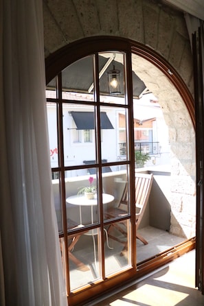 Chambre Deluxe Double ou avec lits jumeaux, balcon | Minibar, bureau, fer et planche Ă repasser, Wi-Fi gratuit