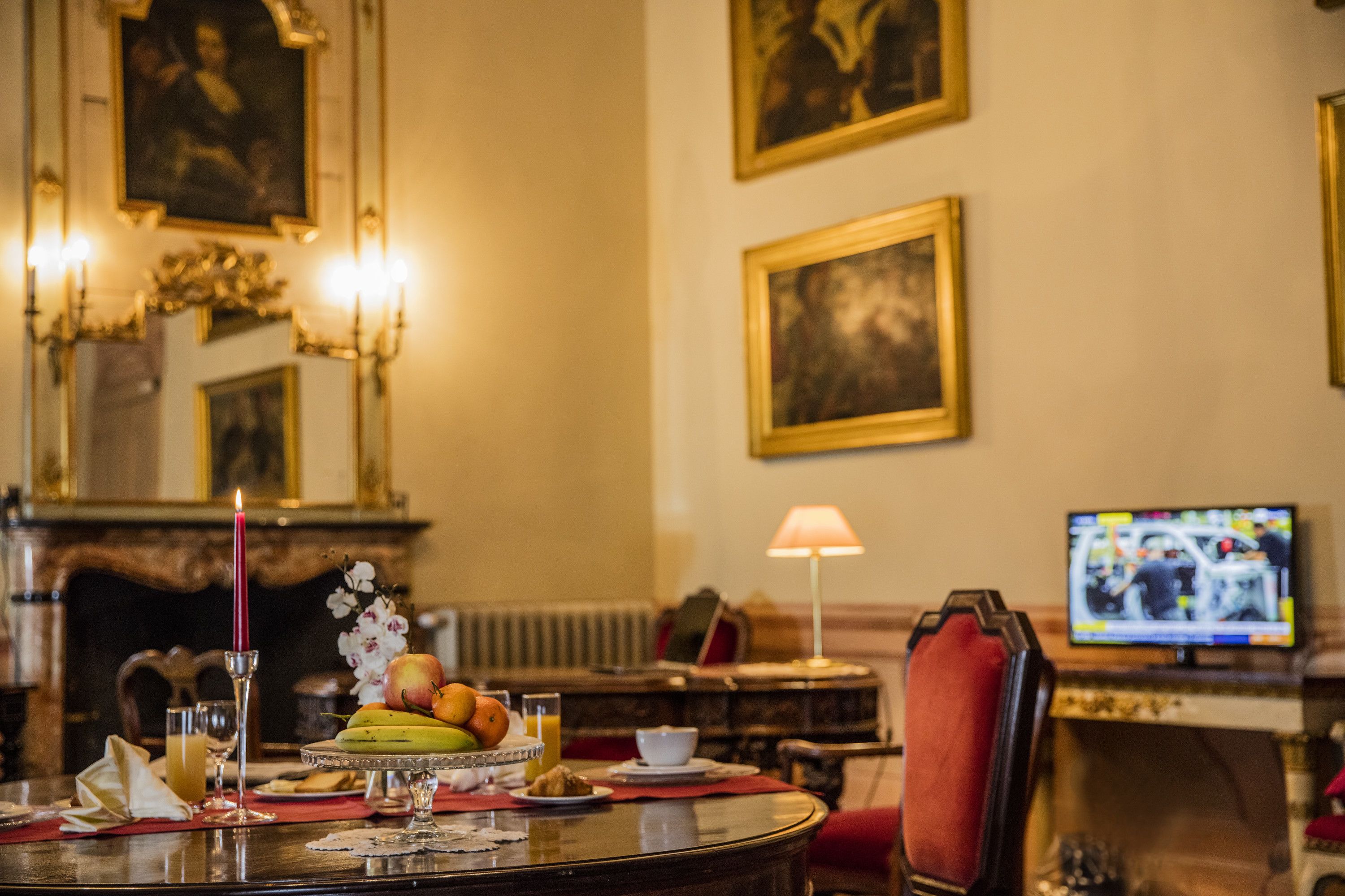 ห้องเอ็กซ์คลูซีฟสวีท, วิวภูเขา, ริมทะเลสาบ | บริเวณนั่งเล่น | ทีวีจอแบน