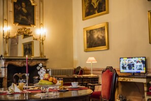 Exclusive Suite, Mountain View, Lakeside | Living area