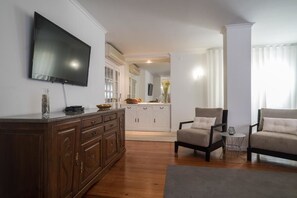 Penthouse, 3 Schlafzimmer, Balkon | 3 Schlafzimmer, Schreibtisch, schallisolierte Zimmer