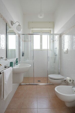 Quadruple Room, Multiple Beds | Bathroom | Shower, rainfall showerhead, free toiletries, hair dryer - Bed & Bread Piazza Nzegna (Carovigno)