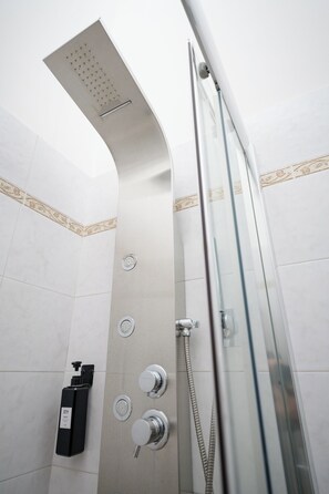 Luxe tweepersoonskamer | Badkamer | Een douche, een regendouche, gratis toiletartikelen, een haardroger