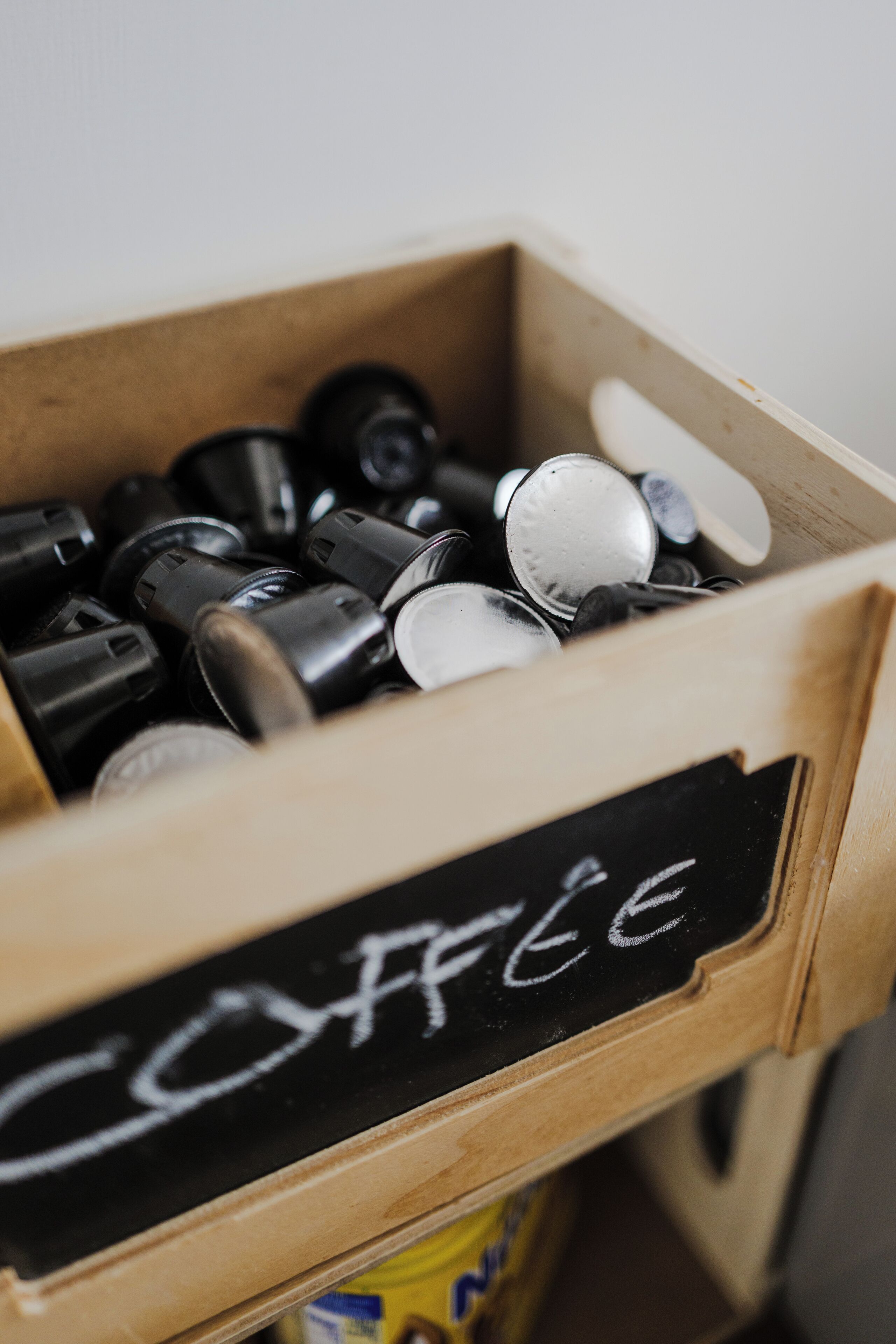 Eine Holzkiste mit einer Kreidetafel, auf der 'COFFEE' steht.