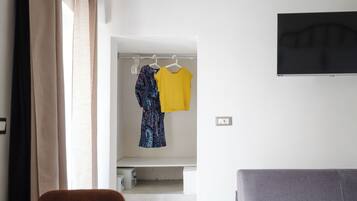 Junior Studio Suite | Down comforters, pillowtop beds, free minibar items, in-room safe