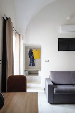 Junior Studio Suite | Down duvets, pillow-top beds, free minibar items, in-room safe