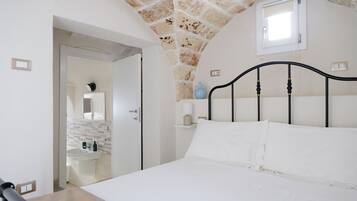 Elite Room, 1 Double Bed | Down comforters, pillowtop beds, free minibar items, in-room safe