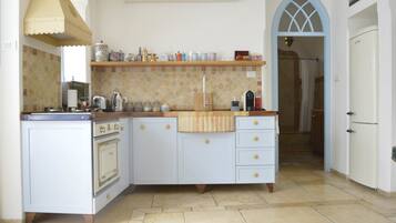 Room, Private Bathroom (Above the Spring) | Private kitchen | Fridge, microwave, oven, stovetop