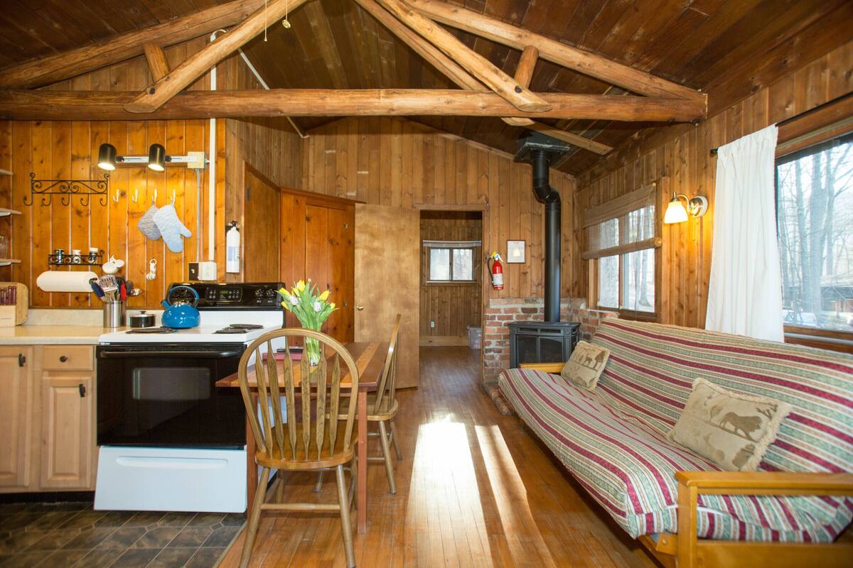 standard cottage, private bathroom, lake view (5 hazelnut cottage #5) | interior