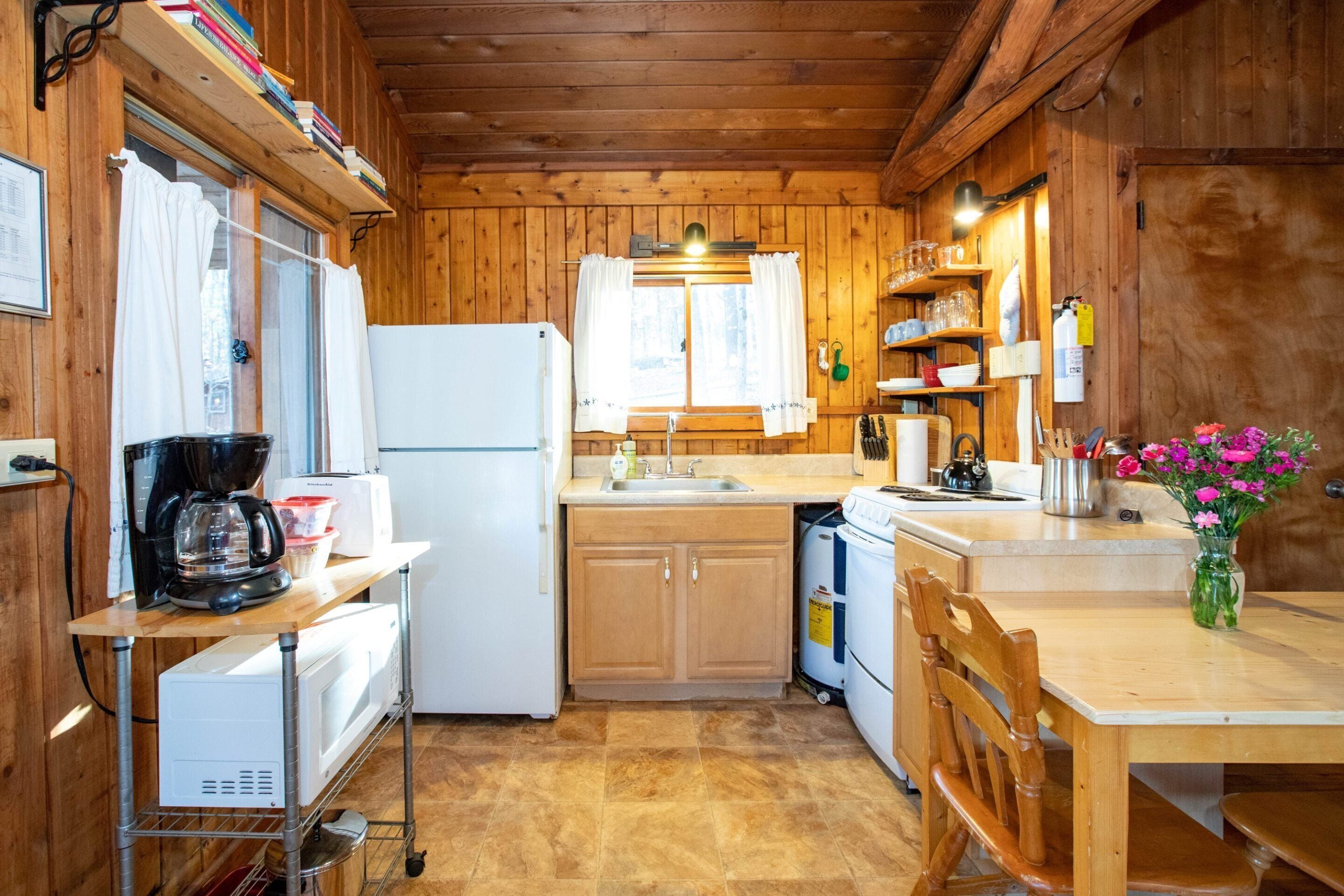 standard cottage, private bathroom, lake view (4 loblolly cottage #4) | shared kitchen